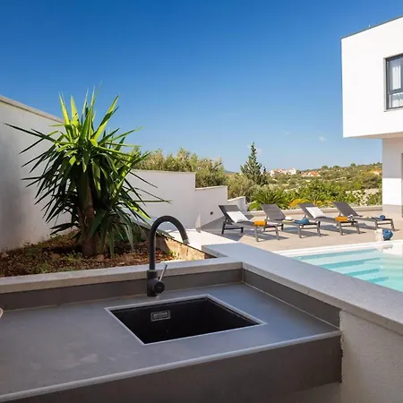 Villa Smiljana With Swimming Pool
