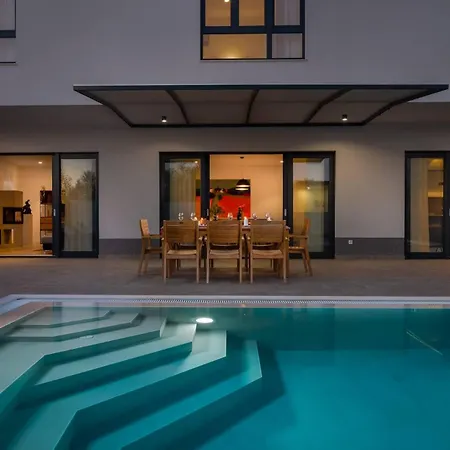 Villa Smiljana With Swimming Pool